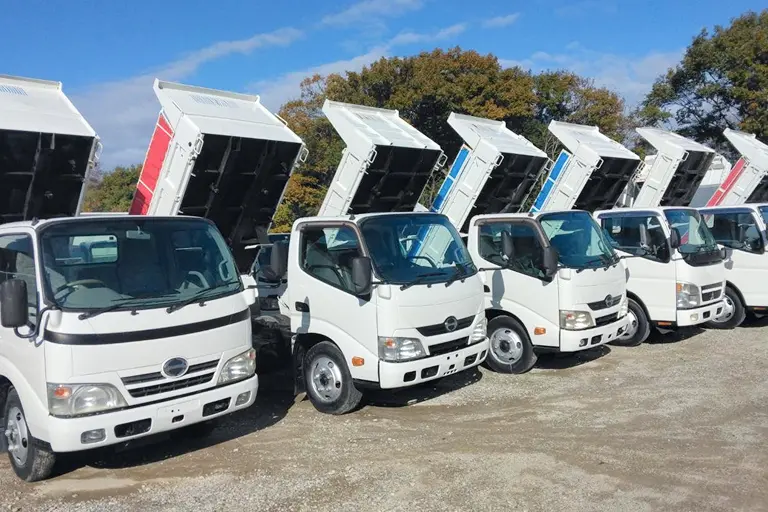 小型ダンプを中心に、常時50台以上の在庫！